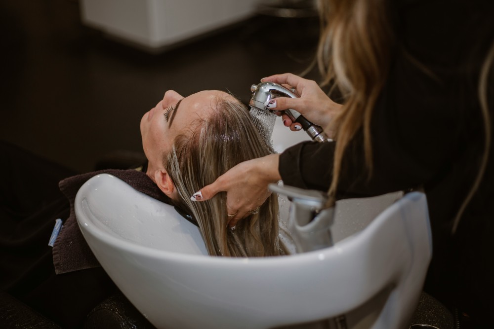 Női hajvágás és styling